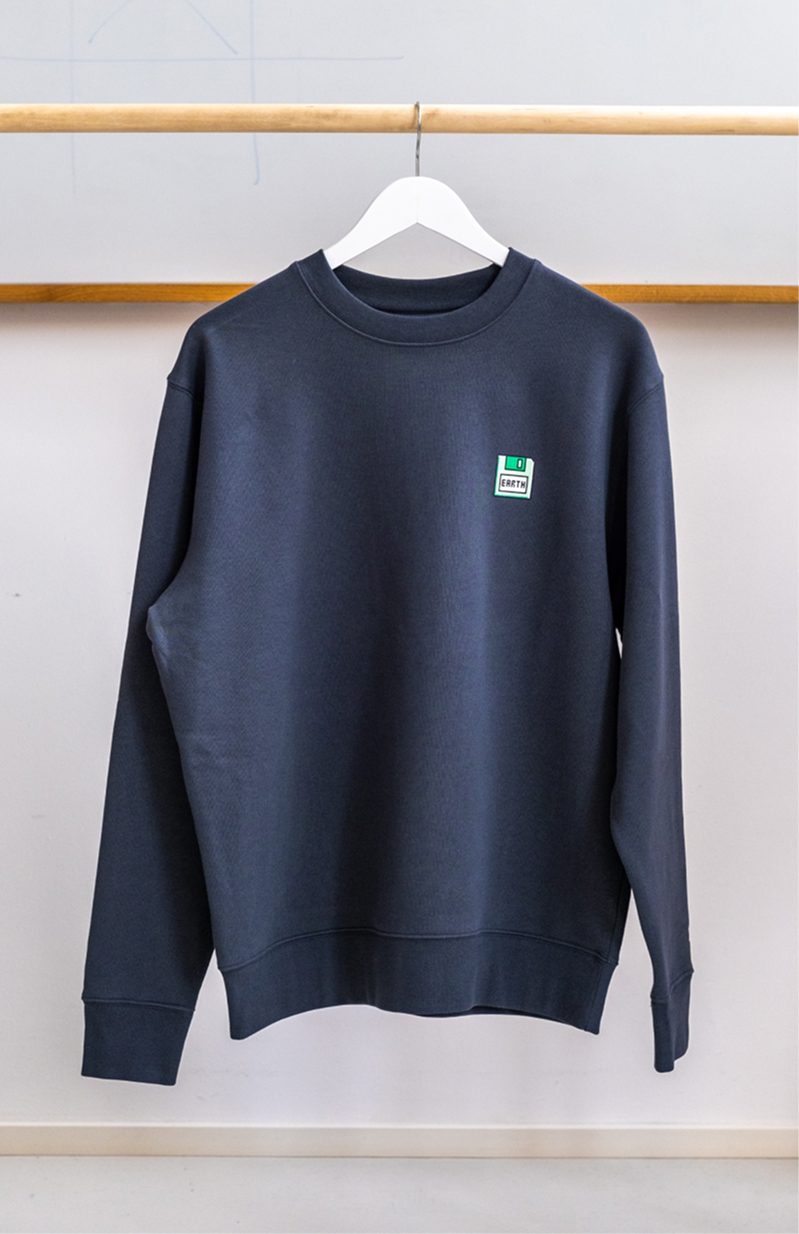 Charity Fashion Drop Sweater auf Bügel